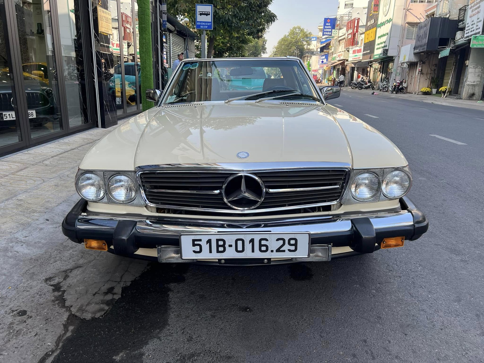 Ông Đặng Lê Nguyên Vũ lái Mercedes-Benz 380 SL ra đường du xuân, chủ showroom siêu xe tiết lộ: ‘Cả Việt Nam có đúng 1 chiếc’- Ảnh 3. Ông Đặng Lê Nguyên Vũ lái Mercedes-Benz 380 SL ra đường du xuân, chủ showroom siêu xe tiết lộ: ‘Cả Việt Nam có đúng 1 chiếc’- Ảnh 3.