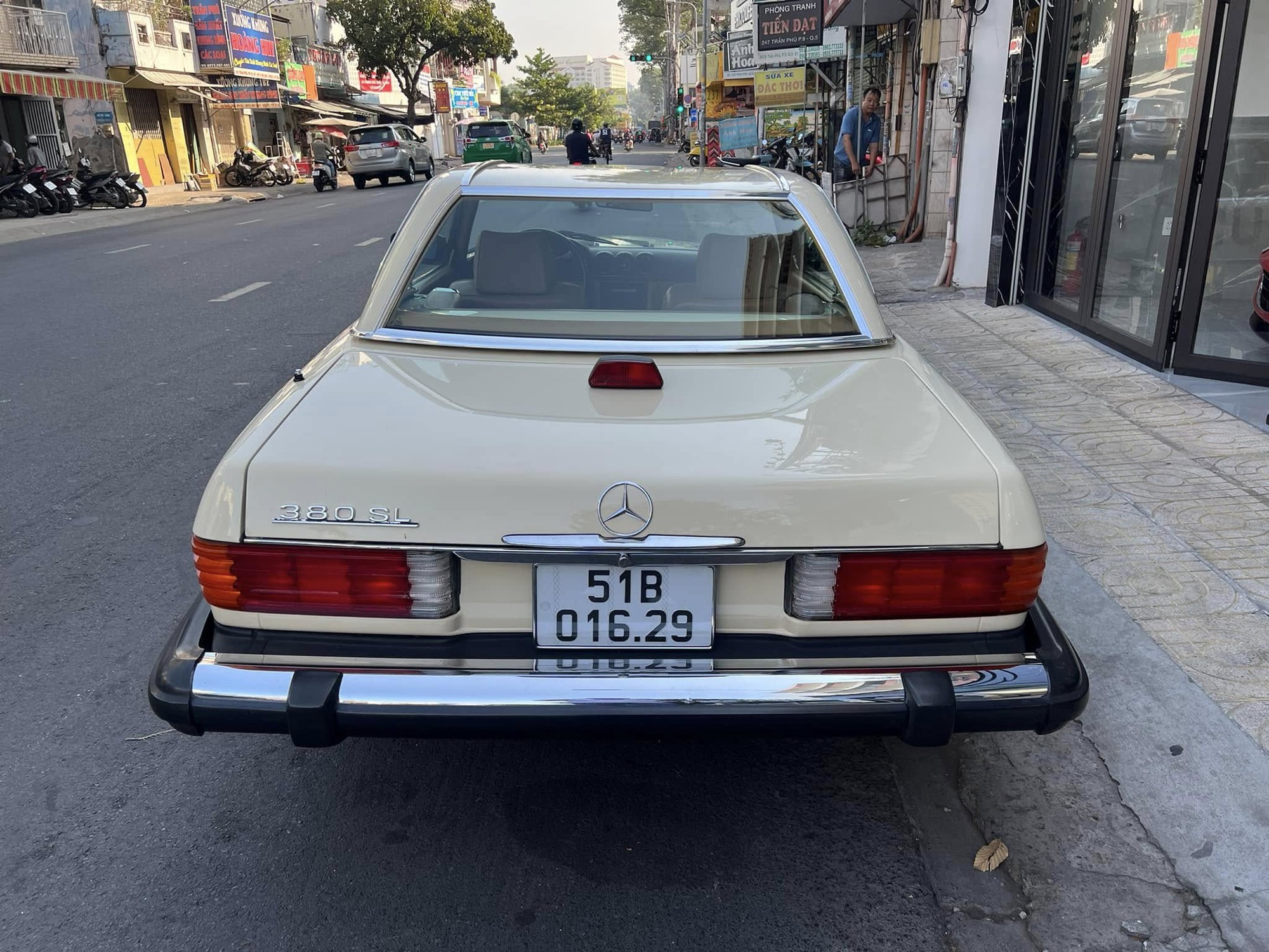 Ông Đặng Lê Nguyên Vũ lái Mercedes-Benz 380 SL ra đường du xuân, chủ showroom siêu xe tiết lộ: ‘Cả Việt Nam có đúng 1 chiếc’- Ảnh 4. Ông Đặng Lê Nguyên Vũ lái Mercedes-Benz 380 SL ra đường du xuân, chủ showroom siêu xe tiết lộ: ‘Cả Việt Nam có đúng 1 chiếc’- Ảnh 4.