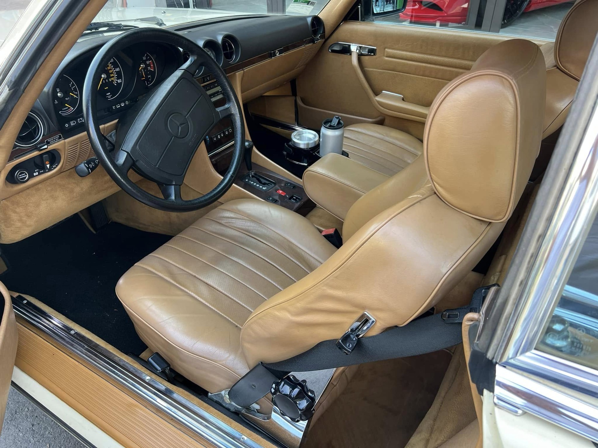 Ông Đặng Lê Nguyên Vũ lái Mercedes-Benz 380 SL ra đường du xuân, chủ showroom siêu xe tiết lộ: ‘Cả Việt Nam có đúng 1 chiếc’- Ảnh 6. Ông Đặng Lê Nguyên Vũ lái Mercedes-Benz 380 SL ra đường du xuân, chủ showroom siêu xe tiết lộ: ‘Cả Việt Nam có đúng 1 chiếc’- Ảnh 6.