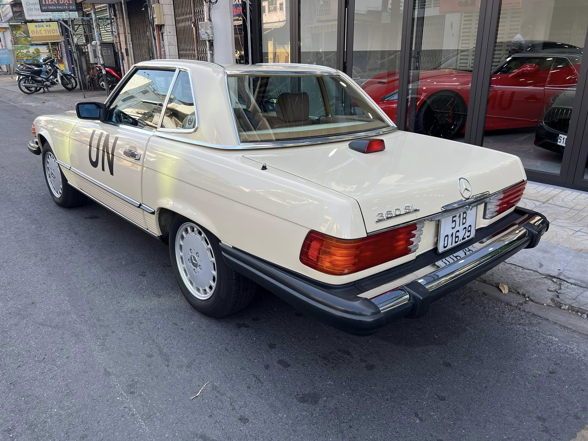 Ông Đặng Lê Nguyên Vũ lái Mercedes-Benz 380 SL ra đường du xuân, chủ showroom siêu xe tiết lộ: ‘Cả Việt Nam có đúng 1 chiếc’- Ảnh 5. Ông Đặng Lê Nguyên Vũ lái Mercedes-Benz 380 SL ra đường du xuân, chủ showroom siêu xe tiết lộ: ‘Cả Việt Nam có đúng 1 chiếc’- Ảnh 5.