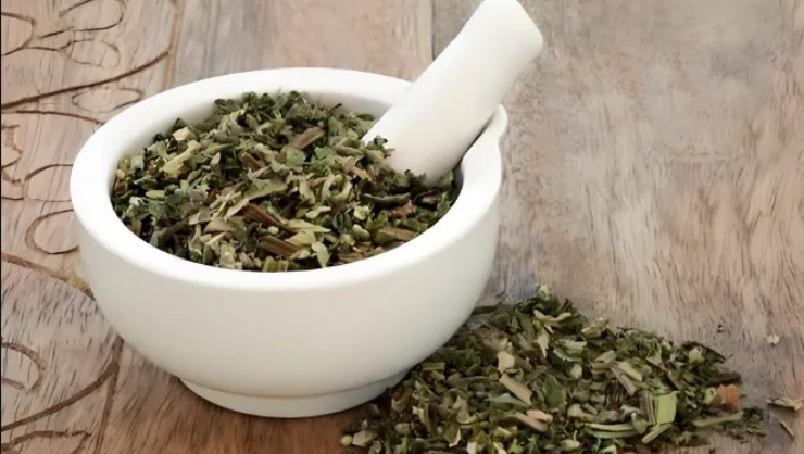 Cỏ dại mọc đầy ở làng quê Việt, phơi khô đem lên phố bán hốt bạc mỏi tay- Ảnh 3.