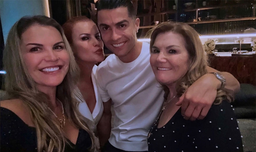 Bạn gái gây tranh cãi vì tấm ảnh chụp trong sinh nhật của Ronaldo, bị chê "bất lịch sự" với mẹ chồng tương lai- Ảnh 2. Bạn gái gây tranh cãi vì tấm ảnh chụp trong sinh nhật của Ronaldo, bị chê "bất lịch sự" với mẹ chồng tương lai- Ảnh 2.
