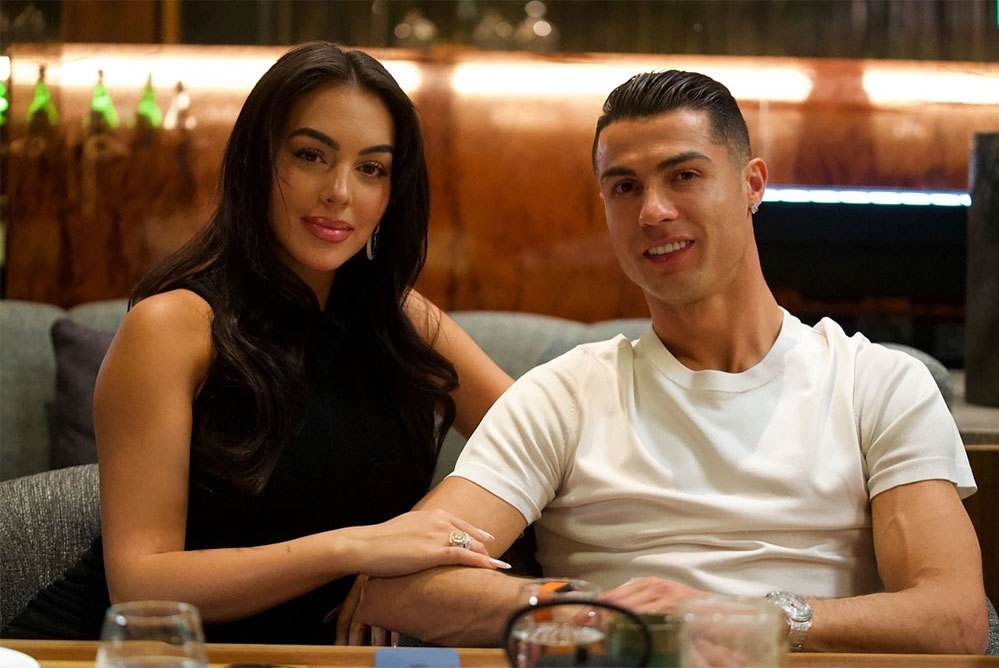 Bạn gái gây tranh cãi vì tấm ảnh chụp trong sinh nhật của Ronaldo, bị chê "bất lịch sự" với mẹ chồng tương lai- Ảnh 4. Bạn gái gây tranh cãi vì tấm ảnh chụp trong sinh nhật của Ronaldo, bị chê "bất lịch sự" với mẹ chồng tương lai- Ảnh 4.