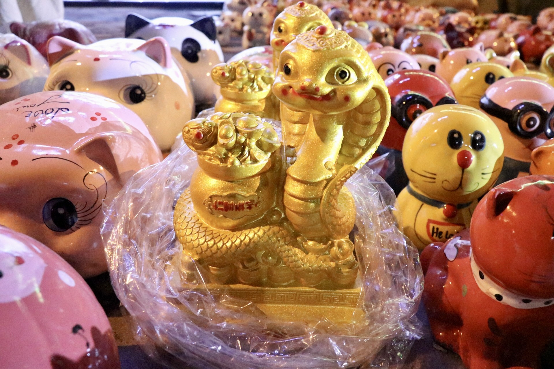 Nhiều người mua heo đất lấy may đầu năm- Ảnh 5. Nhiều người mua heo đất lấy may đầu năm- Ảnh 5.