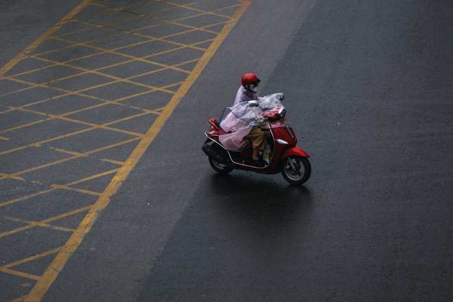 Chùm ảnh Hà Nội những ngày chìm trong giá rét: Phố lớn ngõ nhỏ nhuốm màu trầm tư, hàng quán đốt than củi sưởi ấm- Ảnh 12.