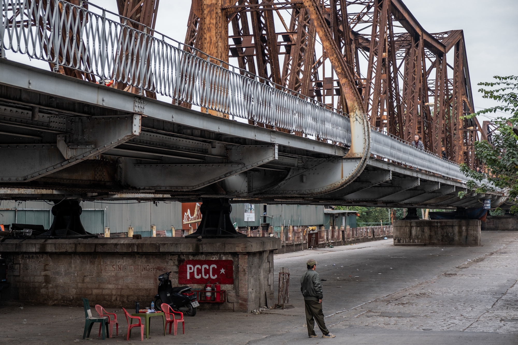 Chùm ảnh Hà Nội những ngày chìm trong giá rét: Phố lớn ngõ nhỏ nhuốm màu trầm tư, hàng quán đốt than củi sưởi ấm- Ảnh 15.