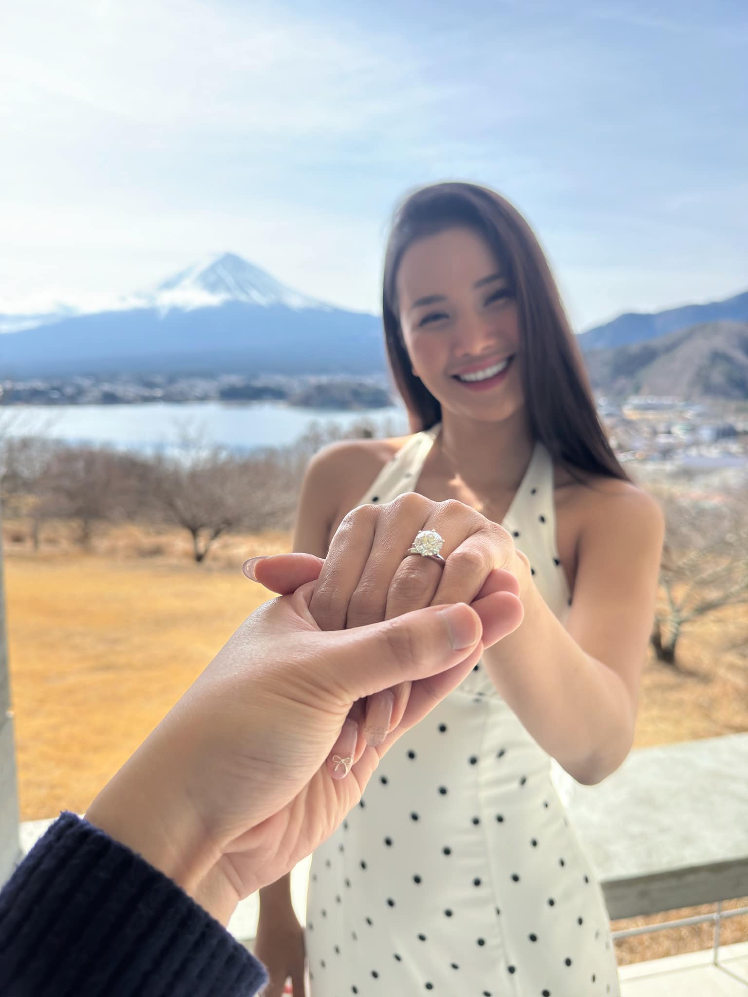 HOT: Á hậu Miss Universe Vietnam được cầu hôn, nhẫn kim cương "to vật vã" chứng minh vị hôn phu "không phải dạng vừa"!- Ảnh 2.