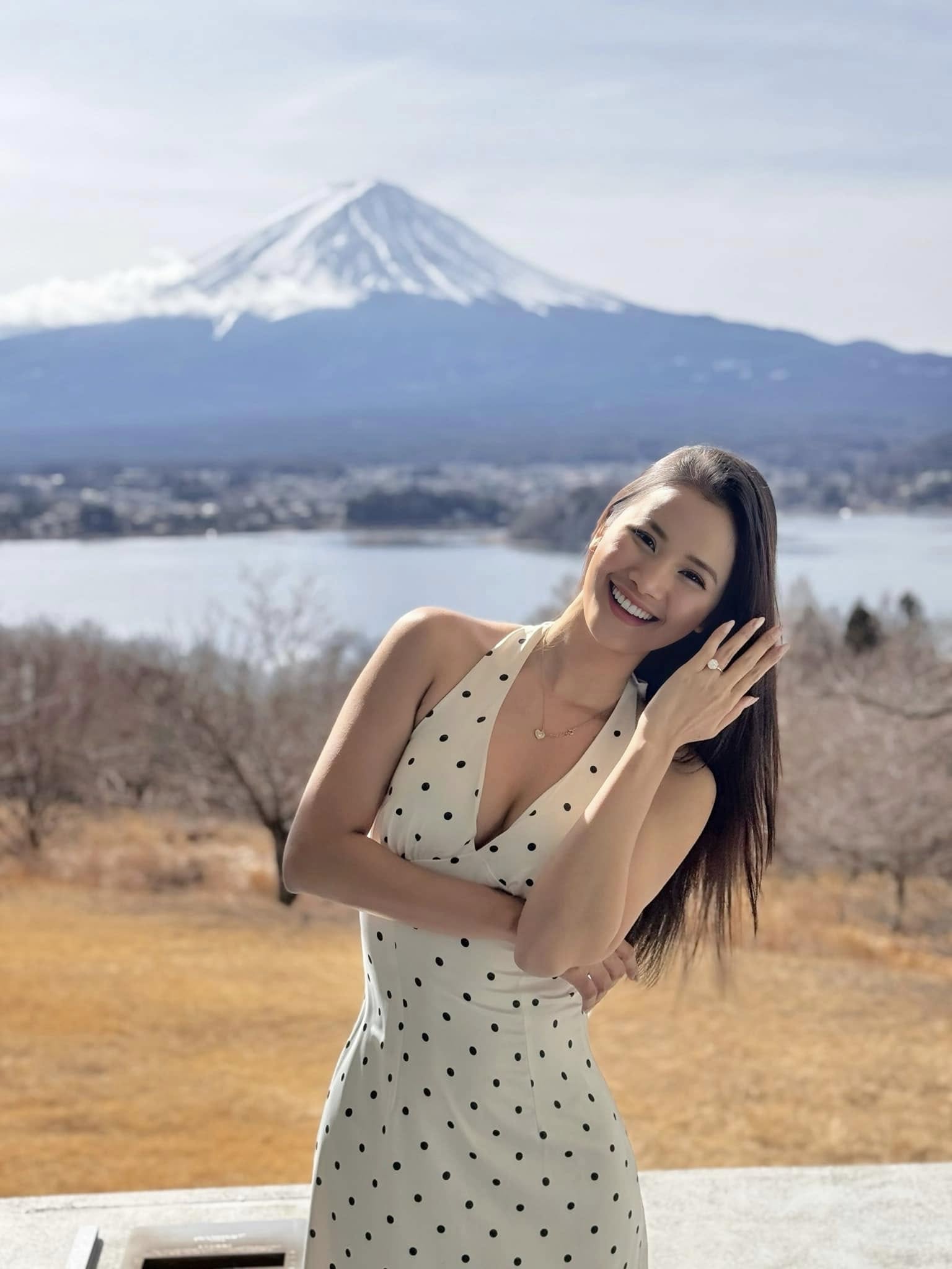 HOT: Á hậu Miss Universe Vietnam được cầu hôn, nhẫn kim cương "to vật vã" chứng minh vị hôn phu "không phải dạng vừa"!- Ảnh 1.
