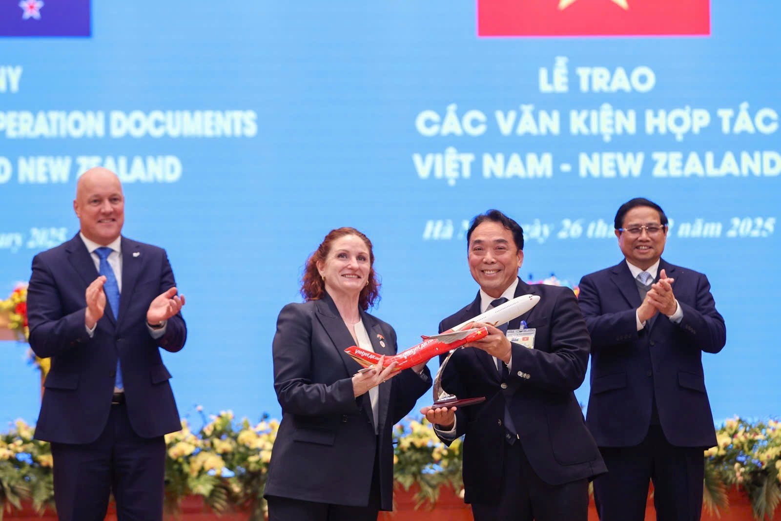 Thủ tướng New Zealand cùng tỷ phú Nguyễn Thị Phương Thảo vừa làm 1 việc đặc biệt trên máy bay Vietjet- Ảnh 6.