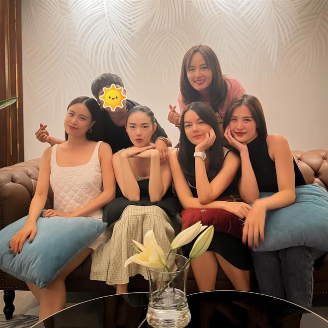 Hội bạn xinh-giỏi-quyền lực nhất Vbiz: Đông Nhi - Minh Hằng khoe sắc "đỉnh chóp", Hoàng Thuỳ Linh gây ấn tượng vì phong cách đặc biệt- Ảnh 6.