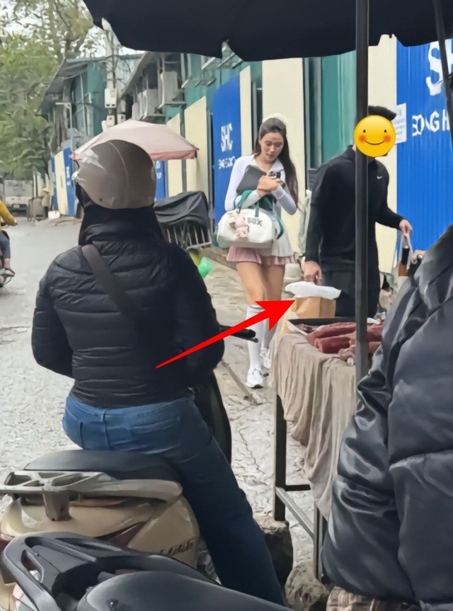 "Paparazzi" quận Ba Đình tóm cảnh thiếu gia đi đánh pickleball với Hoa hậu Đỗ Thị Hà: Lộ 1 chi tiết buộc phải ngoái nhìn- Ảnh 2. "Paparazzi" quận Ba Đình tóm cảnh thiếu gia đi đánh pickleball với Hoa hậu Đỗ Thị Hà: Lộ 1 chi tiết buộc phải ngoái nhìn- Ảnh 2.