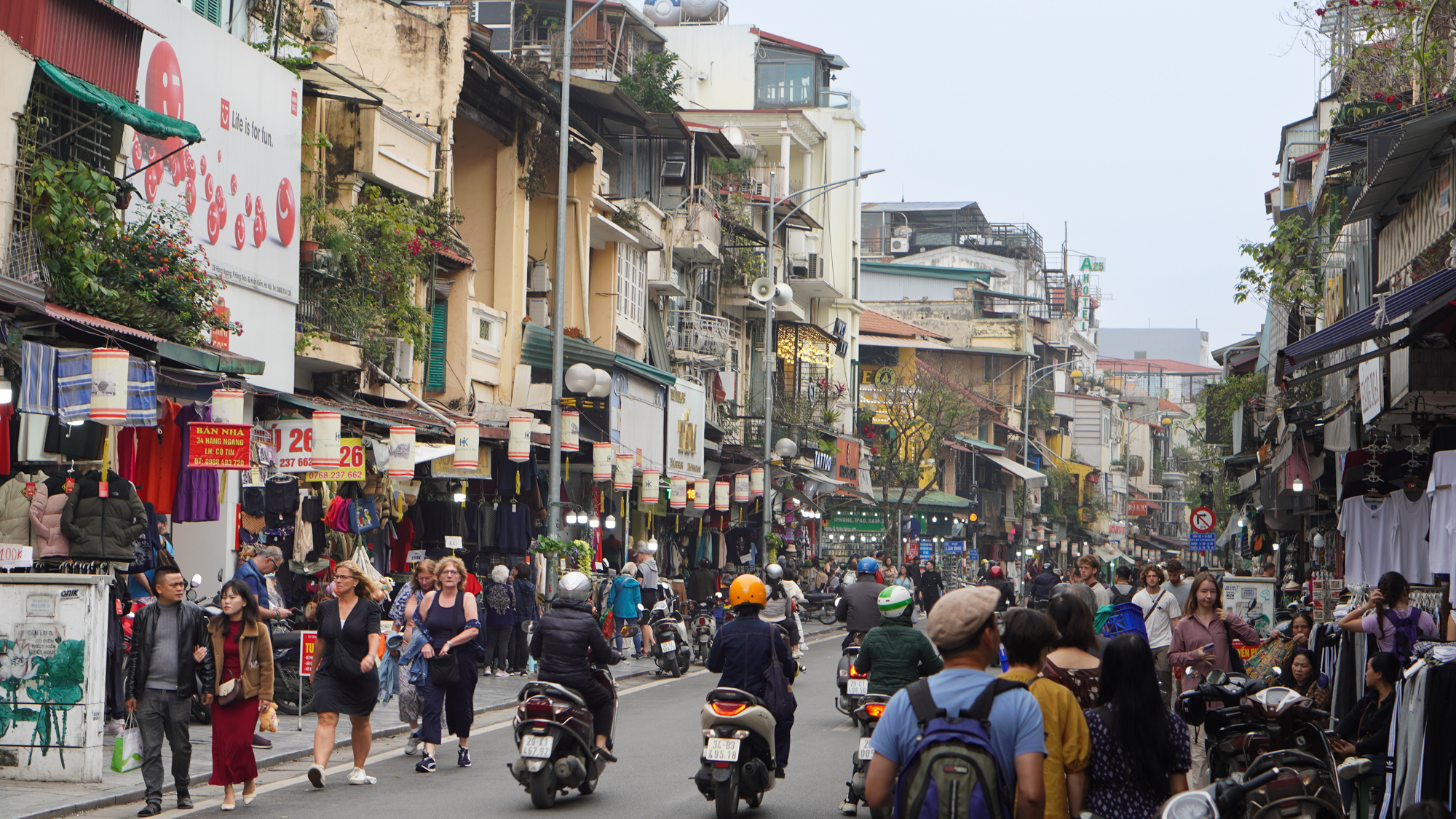 Hà Nội: Những căn nhà cũ nát "nhìn thôi đã muốn bỏ chạy" nhưng có giá cả trăm tỷ, là nơi ở của chục hộ gia đình, phải nấu ăn trong nhà vệ sinh - Ảnh 1.