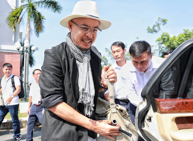 Tại sao Chủ tịch Đặng Lê Nguyên Vũ luôn mang khăn rằn, còn người mẫu, hoa hậu chụp ảnh quảng cáo cho tập đoàn đều bận đồ đen trắng?- Ảnh 2.