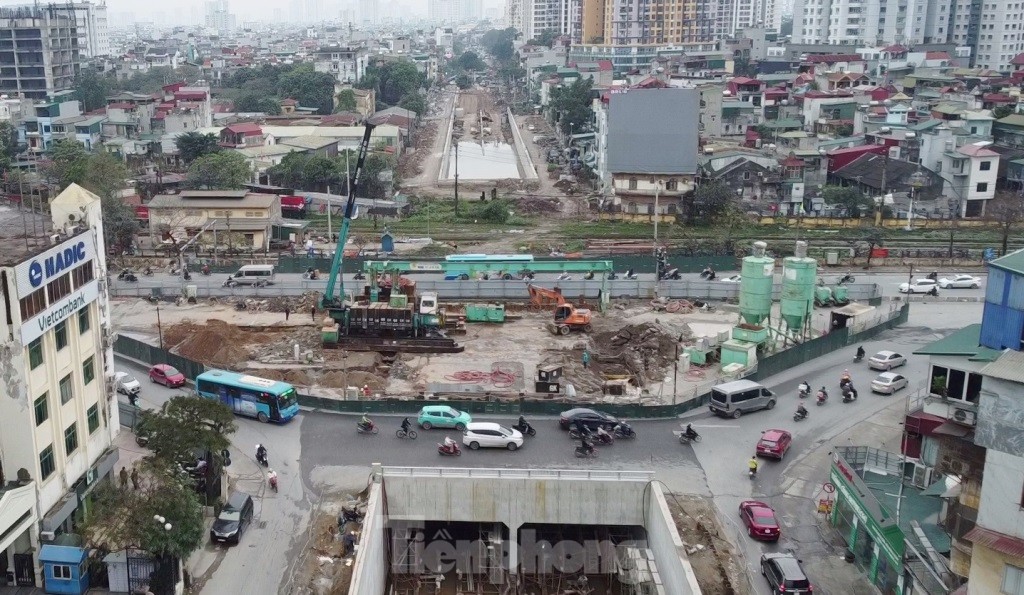 Hầm chui nút Giải Phóng - Kim Đồng thi công ra sao sau khi mở rộng hàng rào?- Ảnh 1.