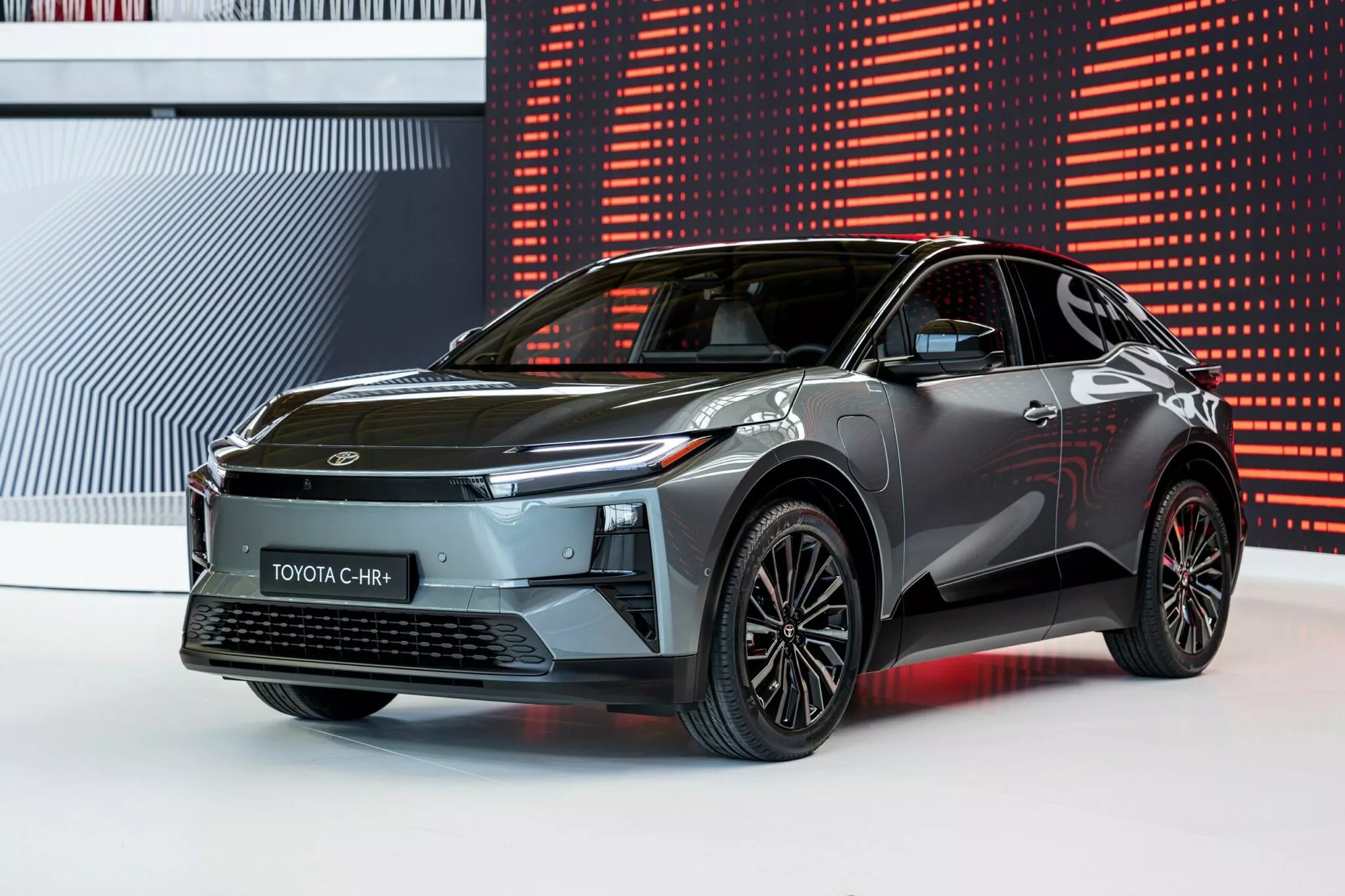 Toyota tung SUV điện mới: Lớn hơn Corolla Cross, màn 14inch, chạy tới 600km/sạc, hướng tới 'người độc thân đang hẹn hò'- Ảnh 1.