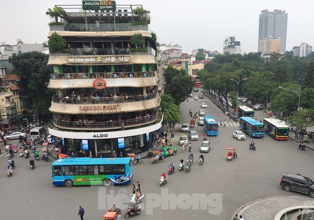 Hàm Cá mập: Thiết kế 'khác người' từ một bến xe điện cũ- Ảnh 1.