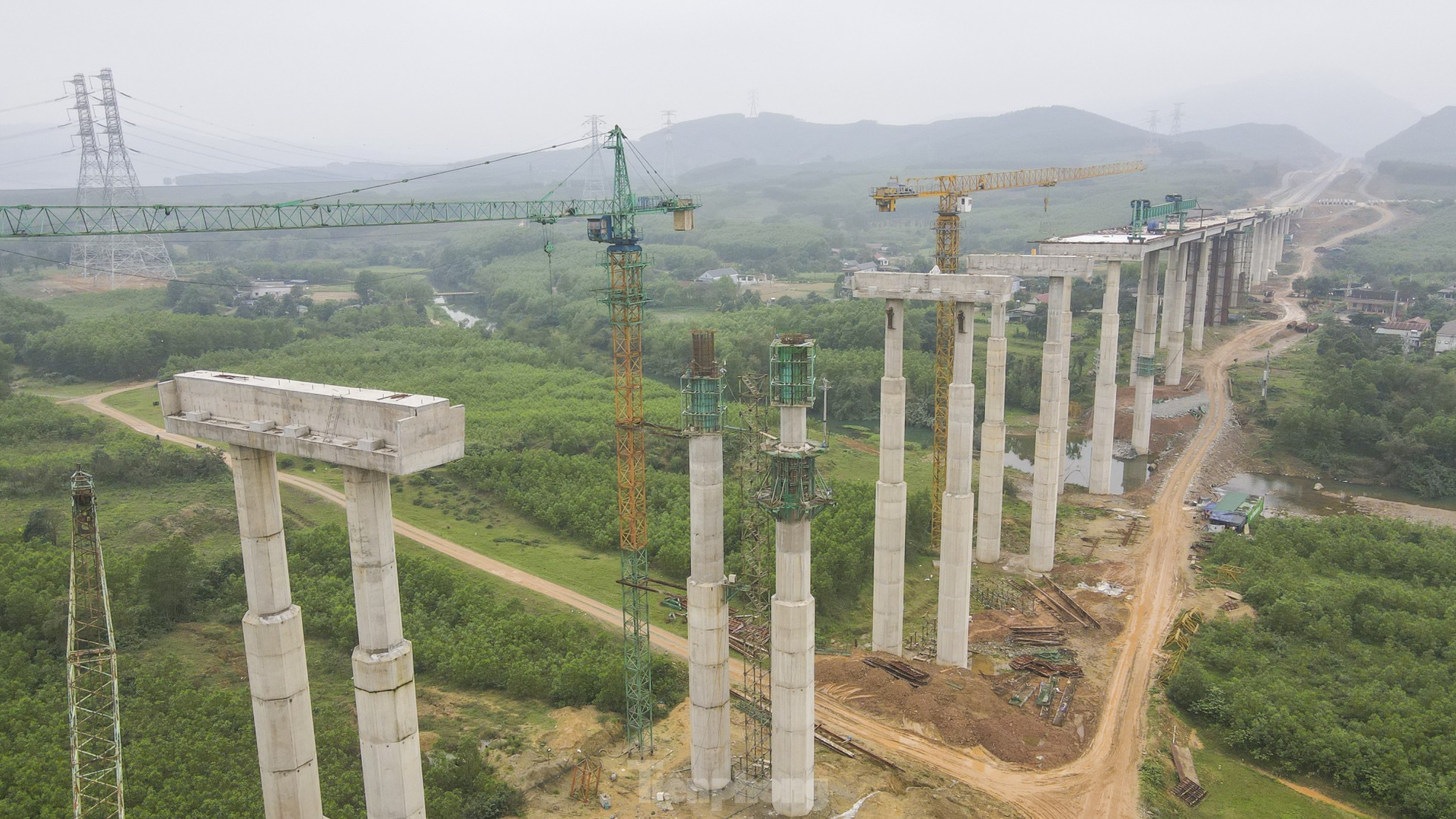 Nhìn từ trên cao cây cầu cạn dài nhất, trụ cao 50m trên tuyến cao tốc qua Hà Tĩnh- Ảnh 11.