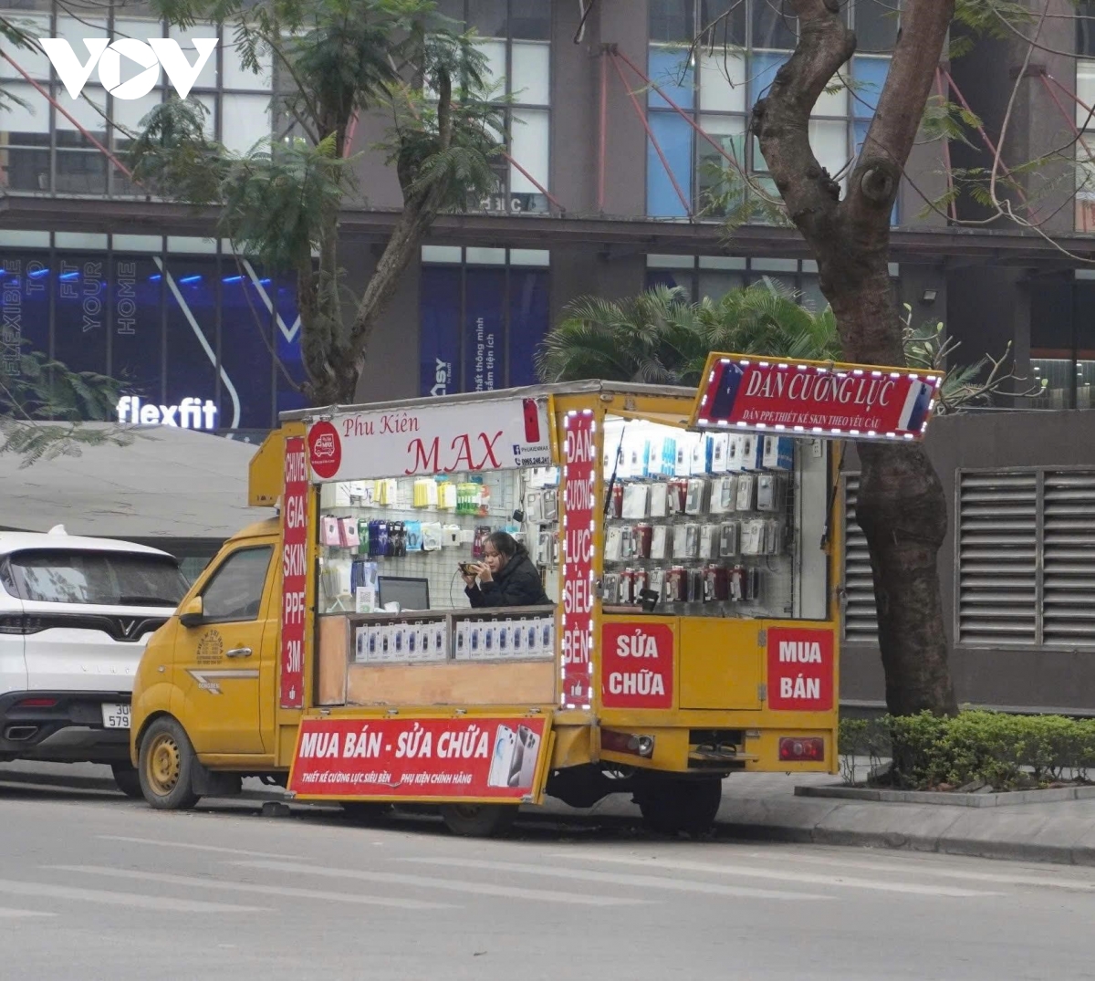 Nhan nhản sạp hàng tự phát ngang nhiên lấn chiếm lòng đường: Cơ quan chức năng ở đâu?- Ảnh 2.