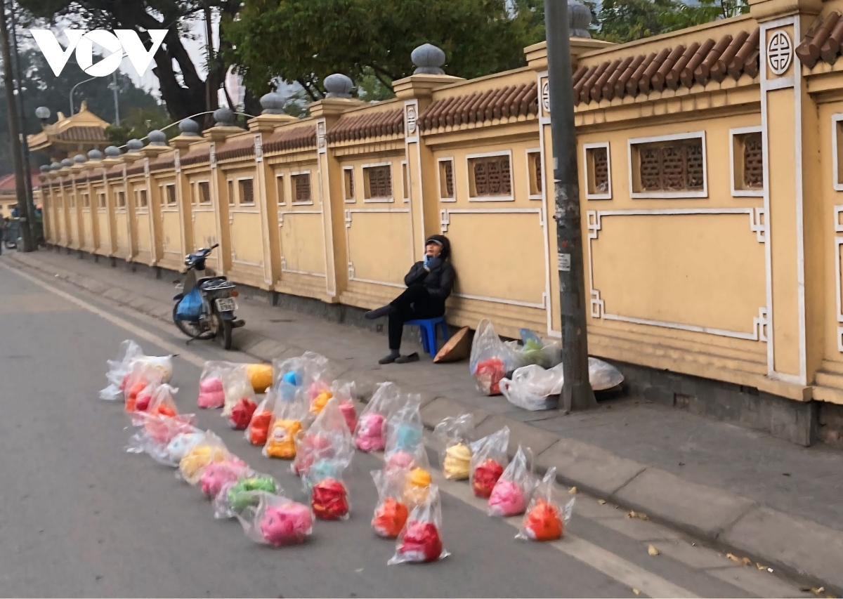 Nhan nhản sạp hàng tự phát ngang nhiên lấn chiếm lòng đường: Cơ quan chức năng ở đâu?- Ảnh 3.