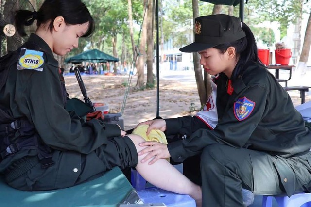 [ẢNH] Những 'bông hồng thép' của lực lượng Công an say mê luyện tập cho lễ diễu binh, diễu hành 30/4/2025- Ảnh 12.