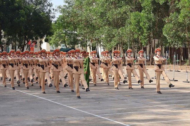 [ẢNH] Những 'bông hồng thép' của lực lượng Công an say mê luyện tập cho lễ diễu binh, diễu hành 30/4/2025- Ảnh 1.