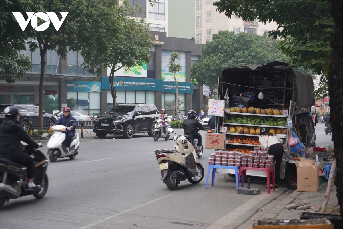 Nhan nhản sạp hàng tự phát ngang nhiên lấn chiếm lòng đường: Cơ quan chức năng ở đâu?- Ảnh 9.