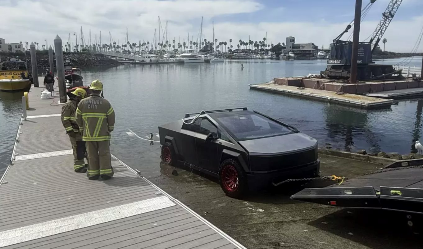 Lời nói dối vĩ đại của Elon Musk: 'Nổ' Cybertruck có thể đi trên nước nhưng thực chất chìm nghỉm, một tài xế suýt mất mạng- Ảnh 2.