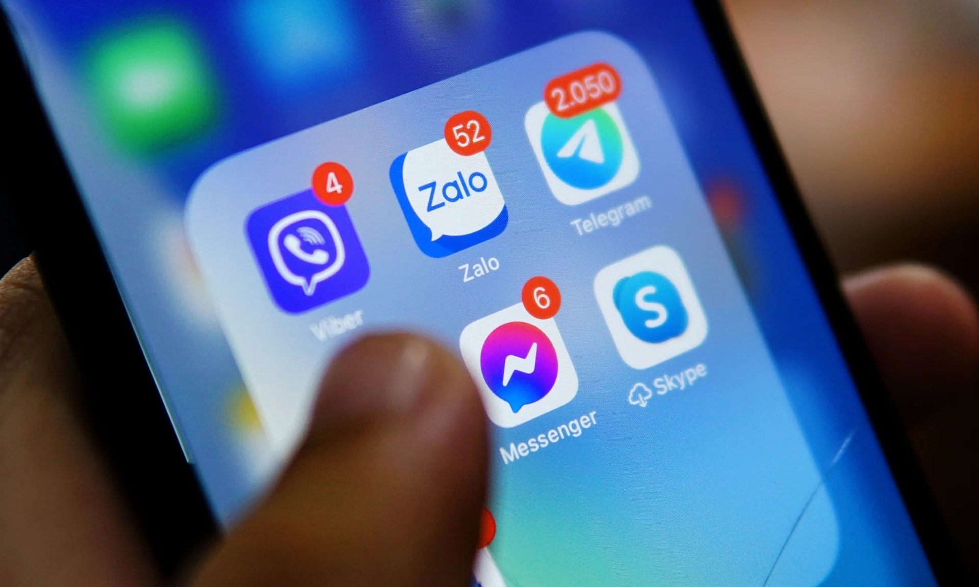 Trên Zalo và Messenger có tính năng này, bật lên giúp nhắn tin thoải mái mà không sợ bị người ngoài đọc được- Ảnh 1.