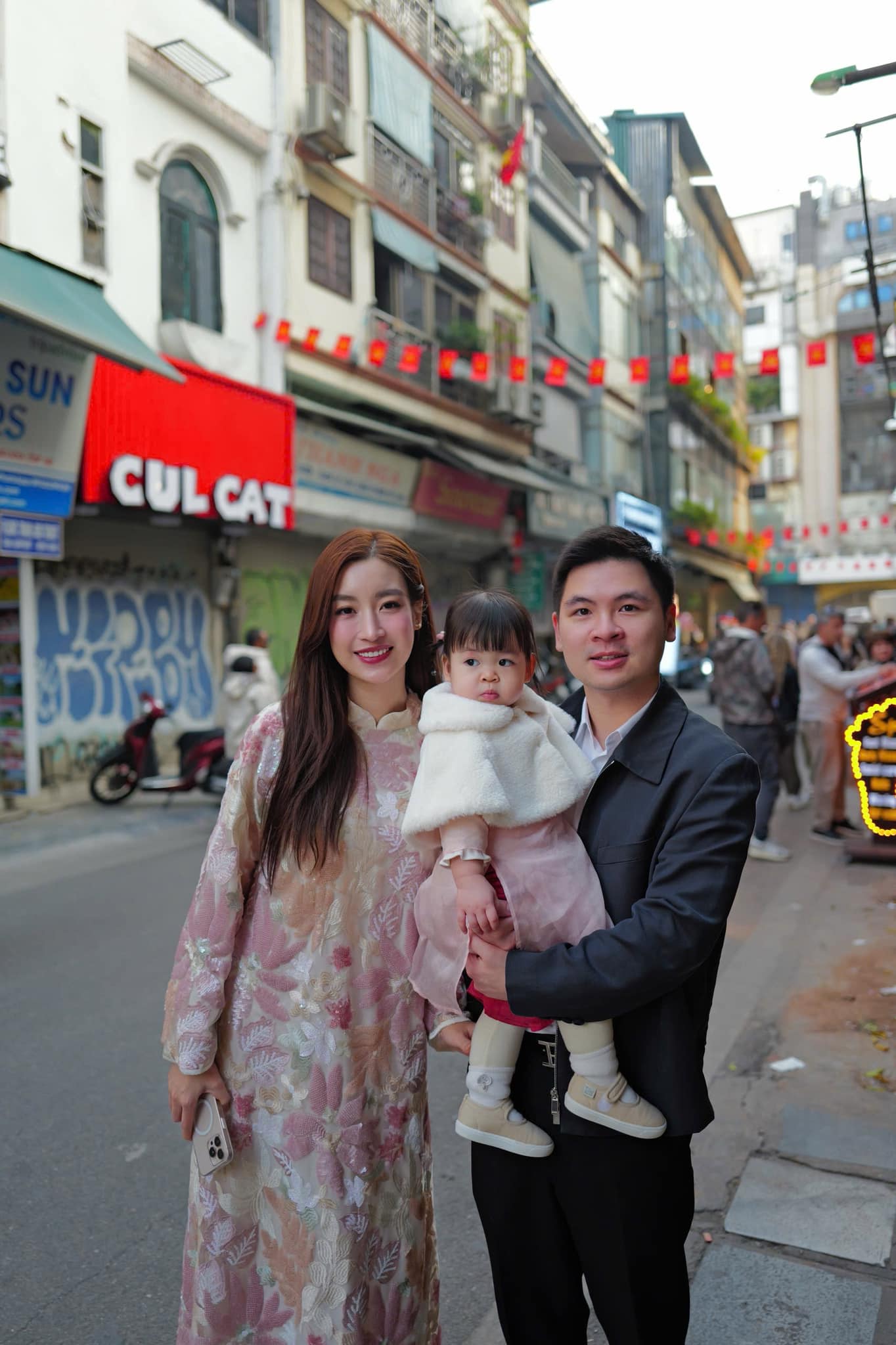 Xả trai chủ tịch, Đỗ Vinh Quang khi làm chồng hoa hậu Đỗ Mỹ Linh thay đổi hoàn toàn, chuẩn ông bố của gia đình- Ảnh 4. Xả trai chủ tịch, Đỗ Vinh Quang khi làm chồng hoa hậu Đỗ Mỹ Linh thay đổi hoàn toàn, chuẩn ông bố của gia đình- Ảnh 4.