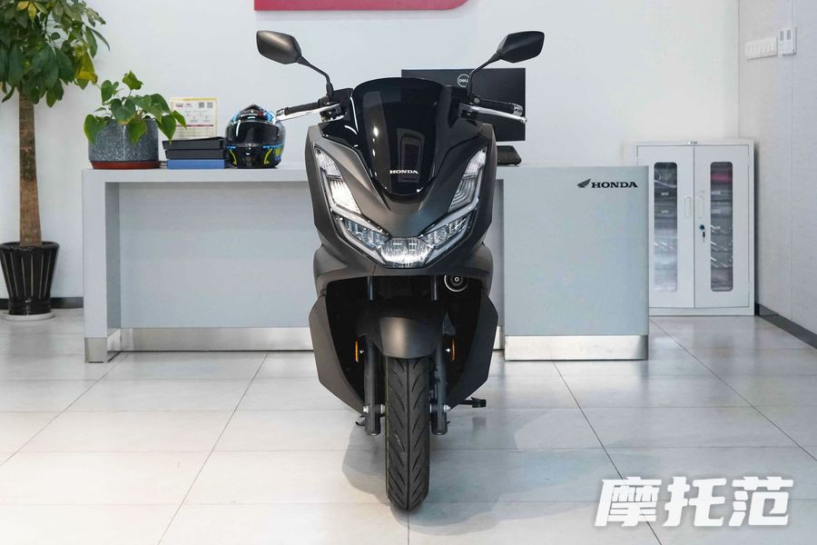 Xe ga trên hạng Air Blade của Honda về đại lý: 