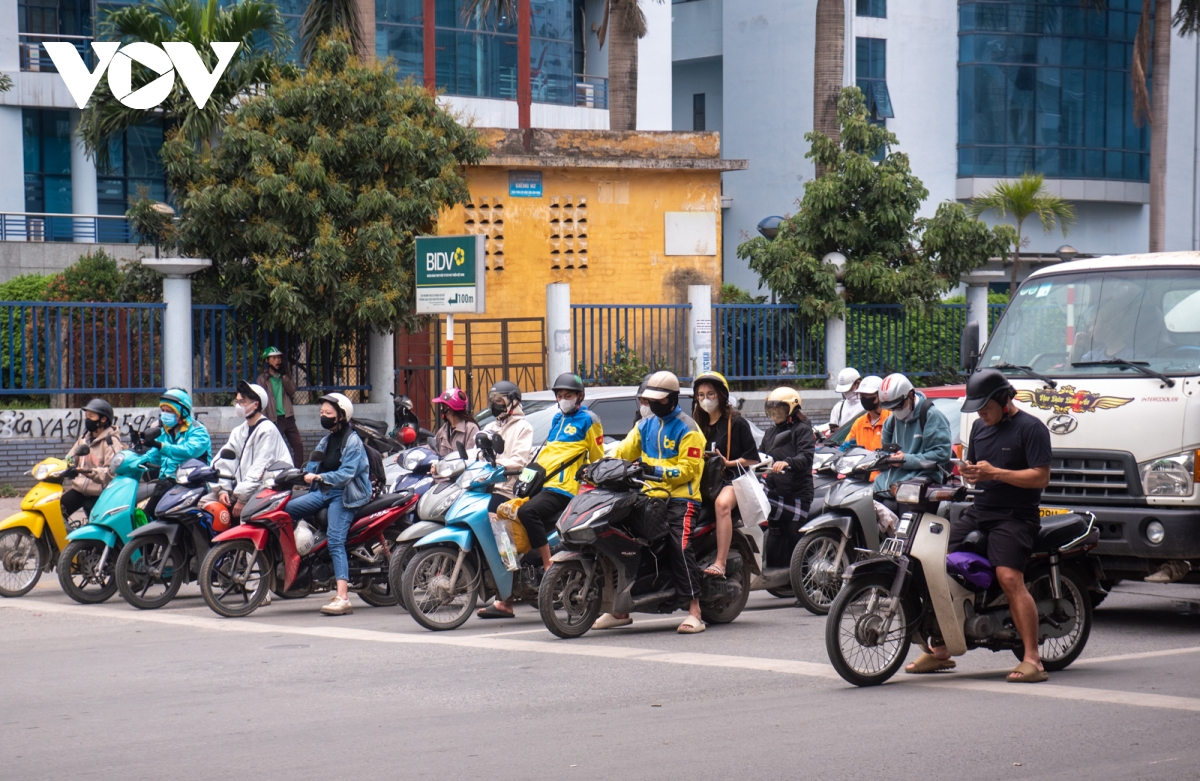 Hàng loạt nút giao ở Hà Nội đèn đỏ trên 100 giây và delay khiến người dân ngao ngán- Ảnh 4.