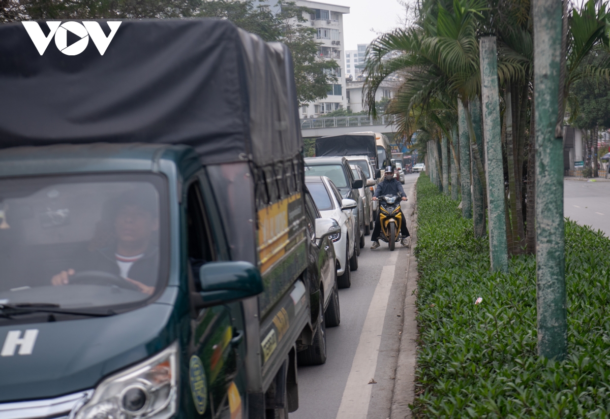 Hàng loạt nút giao ở Hà Nội đèn đỏ trên 100 giây và delay khiến người dân ngao ngán- Ảnh 5.