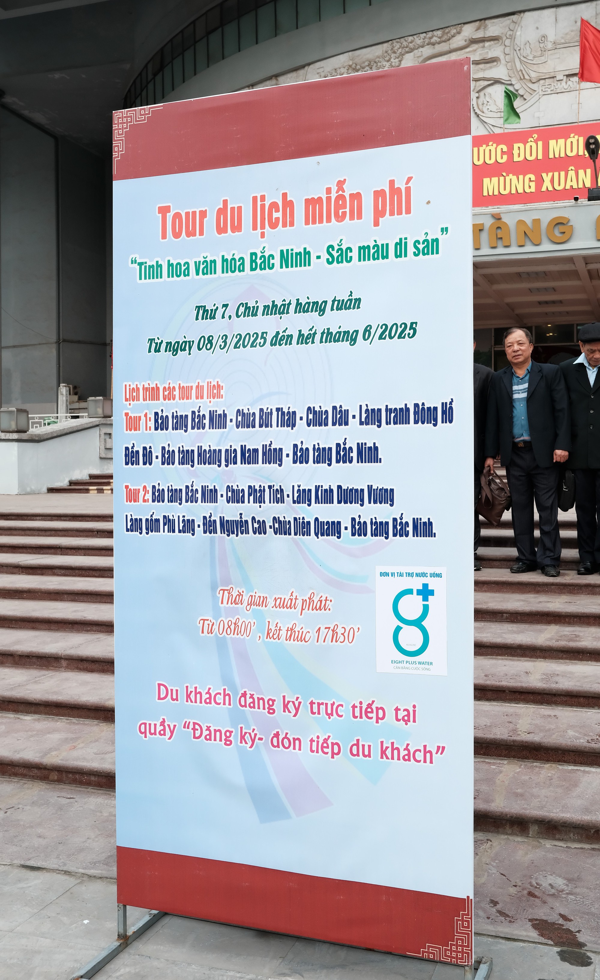 Khách xếp hàng từ 4 giờ sáng đi tour du lịch miễn phí ở Bắc Ninh, xe tăng gấp 3 lần vẫn hết sạch- Ảnh 7.