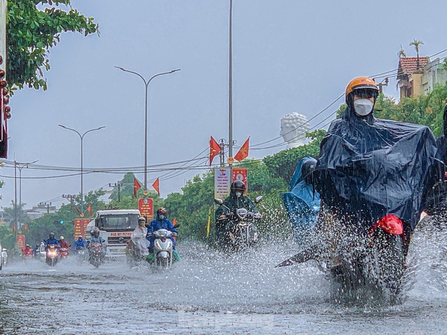 Nhiều trận mưa lớn trút xuống Tây Nguyên, Nam Trung Bộ- Ảnh 1.