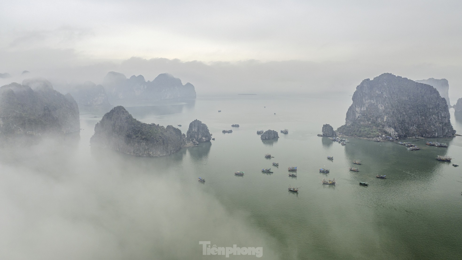 Lạ lẫm hình ảnh thành phố di sản trong sương mù- Ảnh 1.