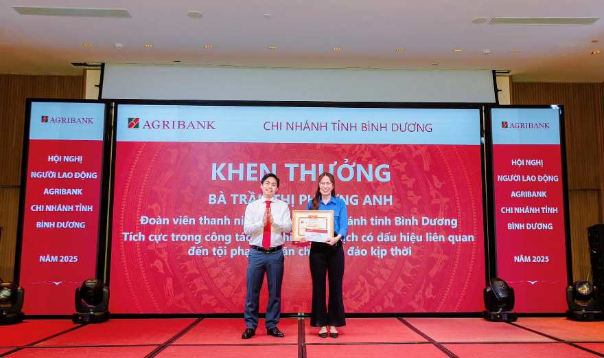 Bình Dương: Nhân viên Agribank báo công an phong tỏa tài khoản ngân hàng sau khi thấy nhiều giao dịch bất thường, được khen thưởng vì ngăn chặn kịp thời hành vi lừa đảo- Ảnh 1.