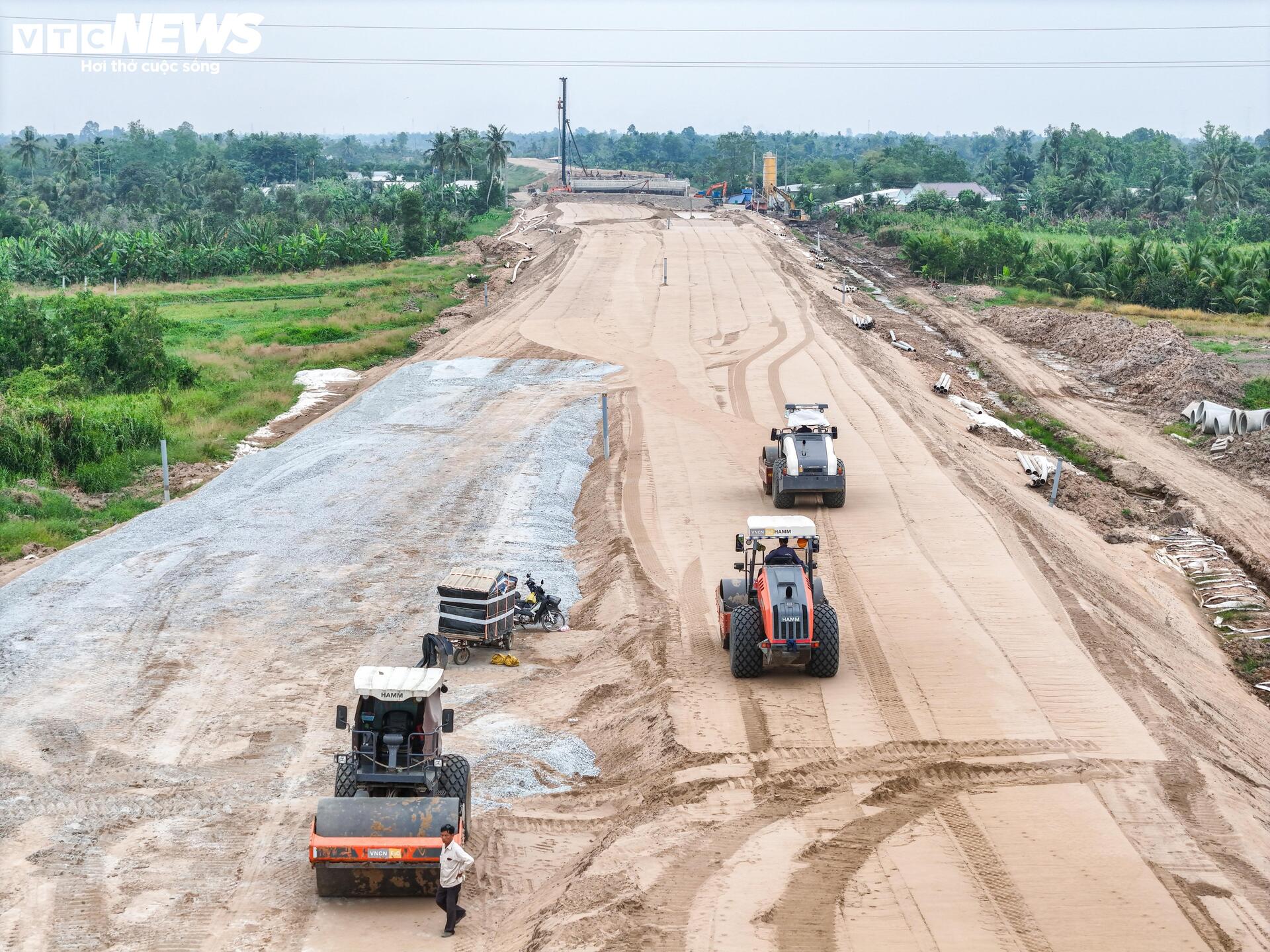 Toàn cảnh cao tốc Cần Thơ - Cà Mau sau hai năm thi công- Ảnh 2.