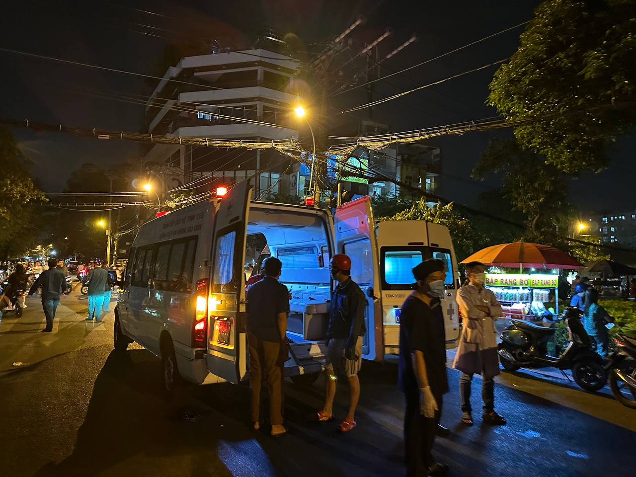 Chợ Thanh Đa rực lửa trong đêm: Hỏa hoạn thiêu rụi hàng loạt ki-ốt, tiểu thương hoảng loạn- Ảnh 5.