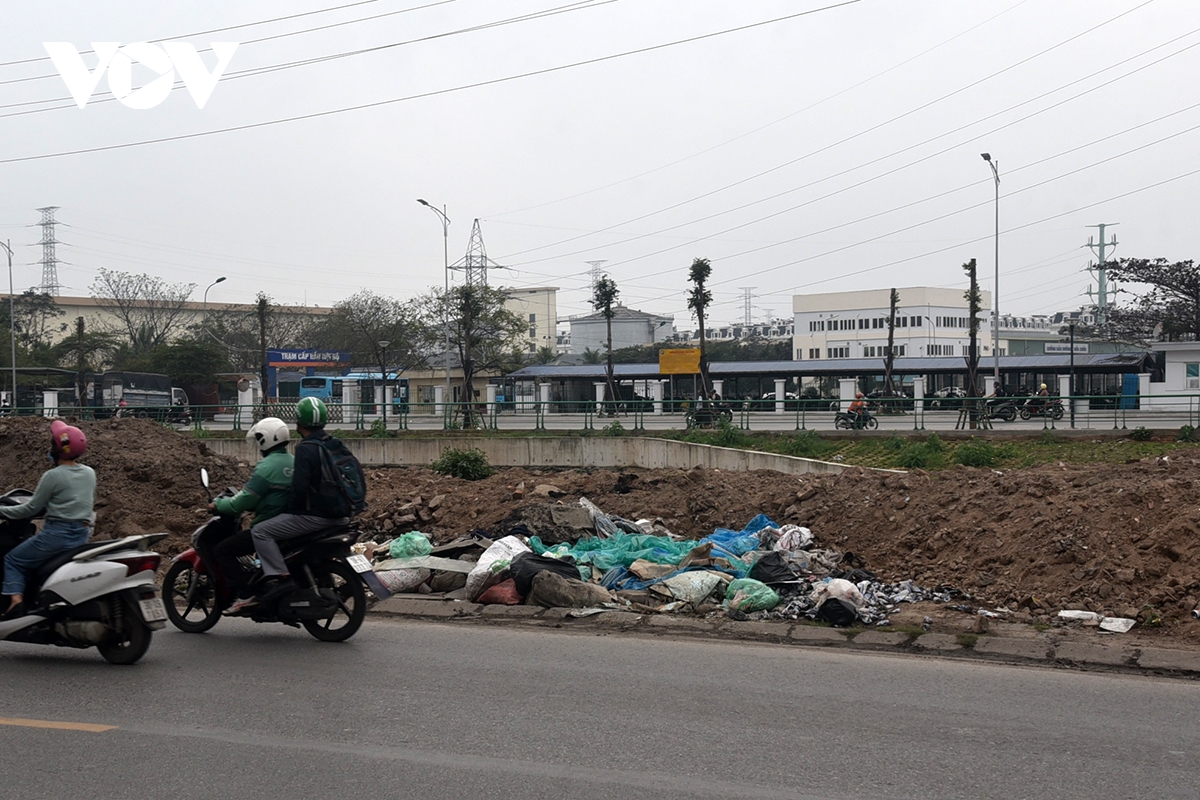 Cận cảnh đường Tam Trinh ì ạch vừa làm vừa đợi giải phóng mặt bằng- Ảnh 13.