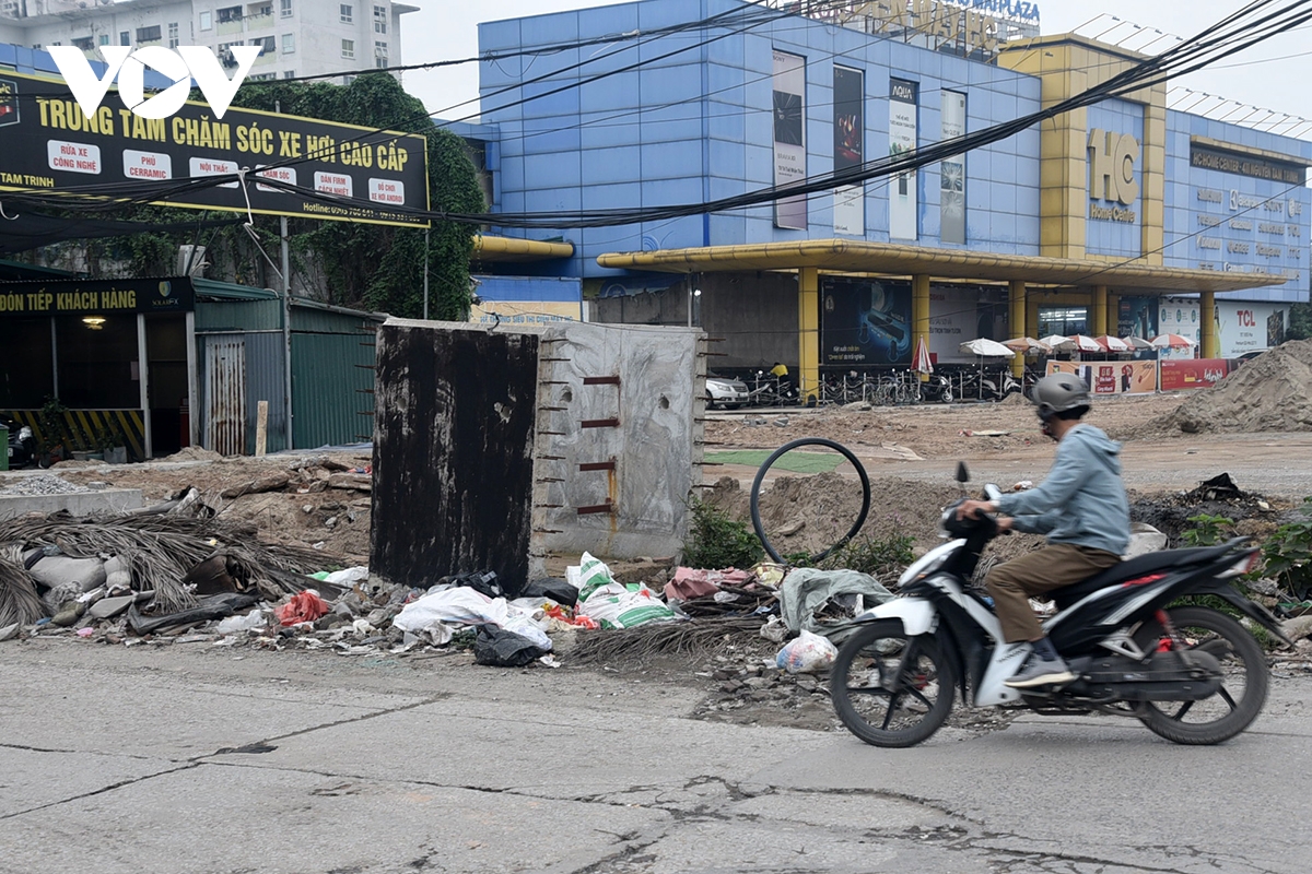 Cận cảnh đường Tam Trinh ì ạch vừa làm vừa đợi giải phóng mặt bằng- Ảnh 16.