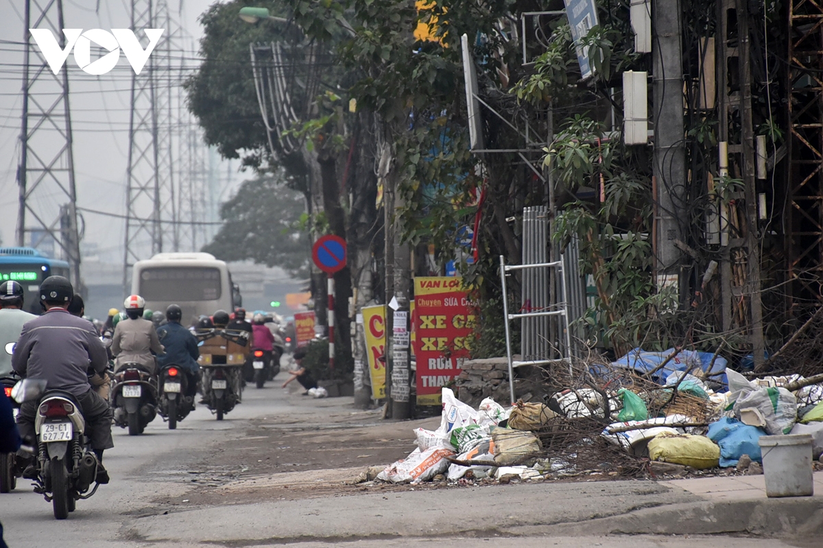 Cận cảnh đường Tam Trinh ì ạch vừa làm vừa đợi giải phóng mặt bằng- Ảnh 17.