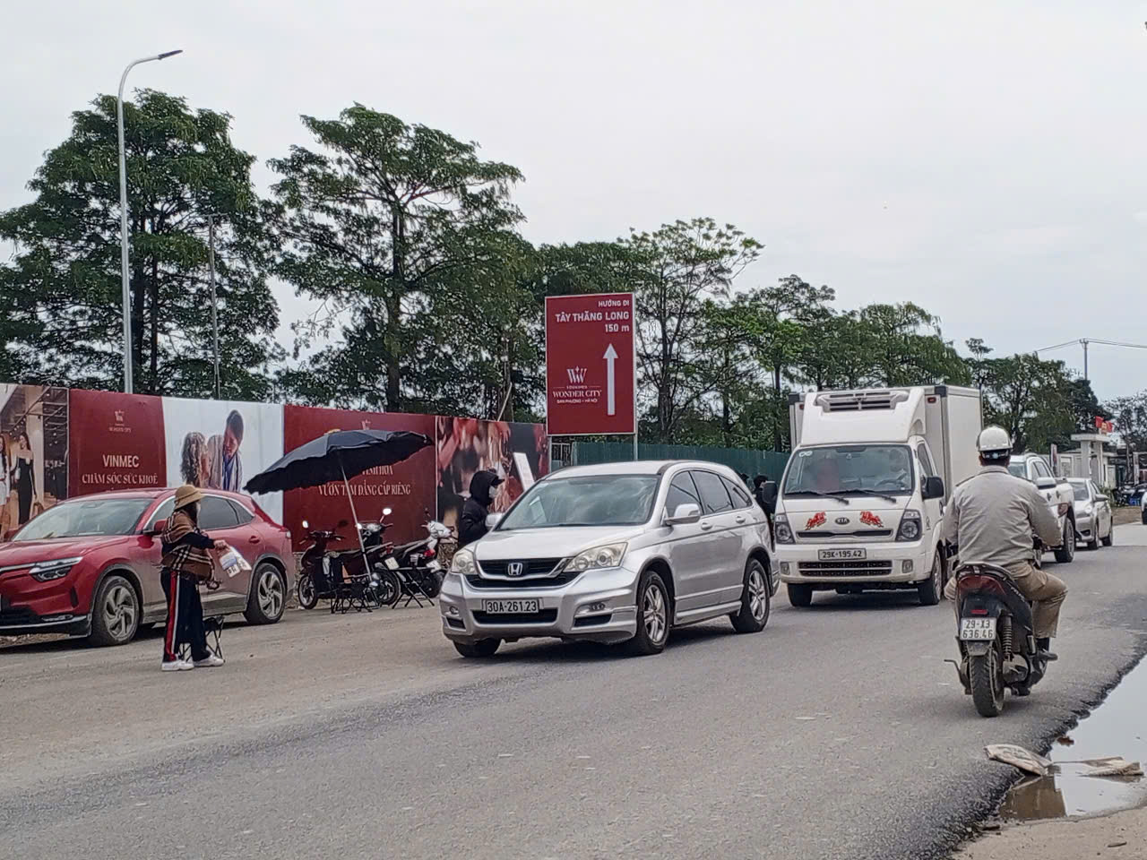 Ô tô đậu kín mặt đường, môi giới túc trực ngày đêm, dựng ô ngay mặt đường để tư vấn cho khách mua biệt thự tại Đan Phượng- Ảnh 5.