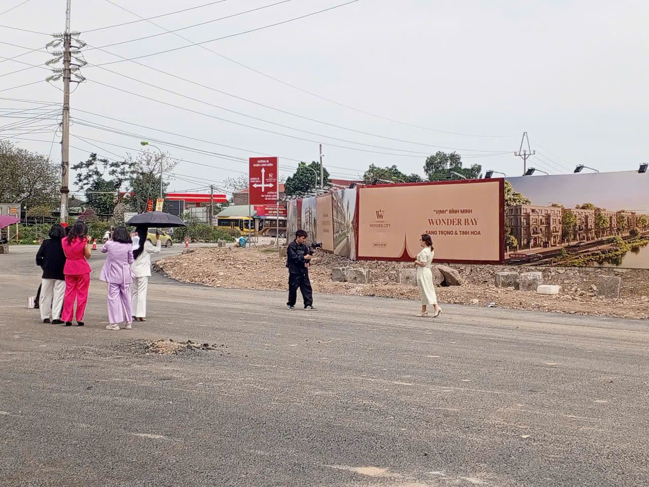 Ô tô đậu kín mặt đường, môi giới túc trực ngày đêm, dựng ô ngay mặt đường để tư vấn cho khách mua biệt thự tại Đan Phượng- Ảnh 9.