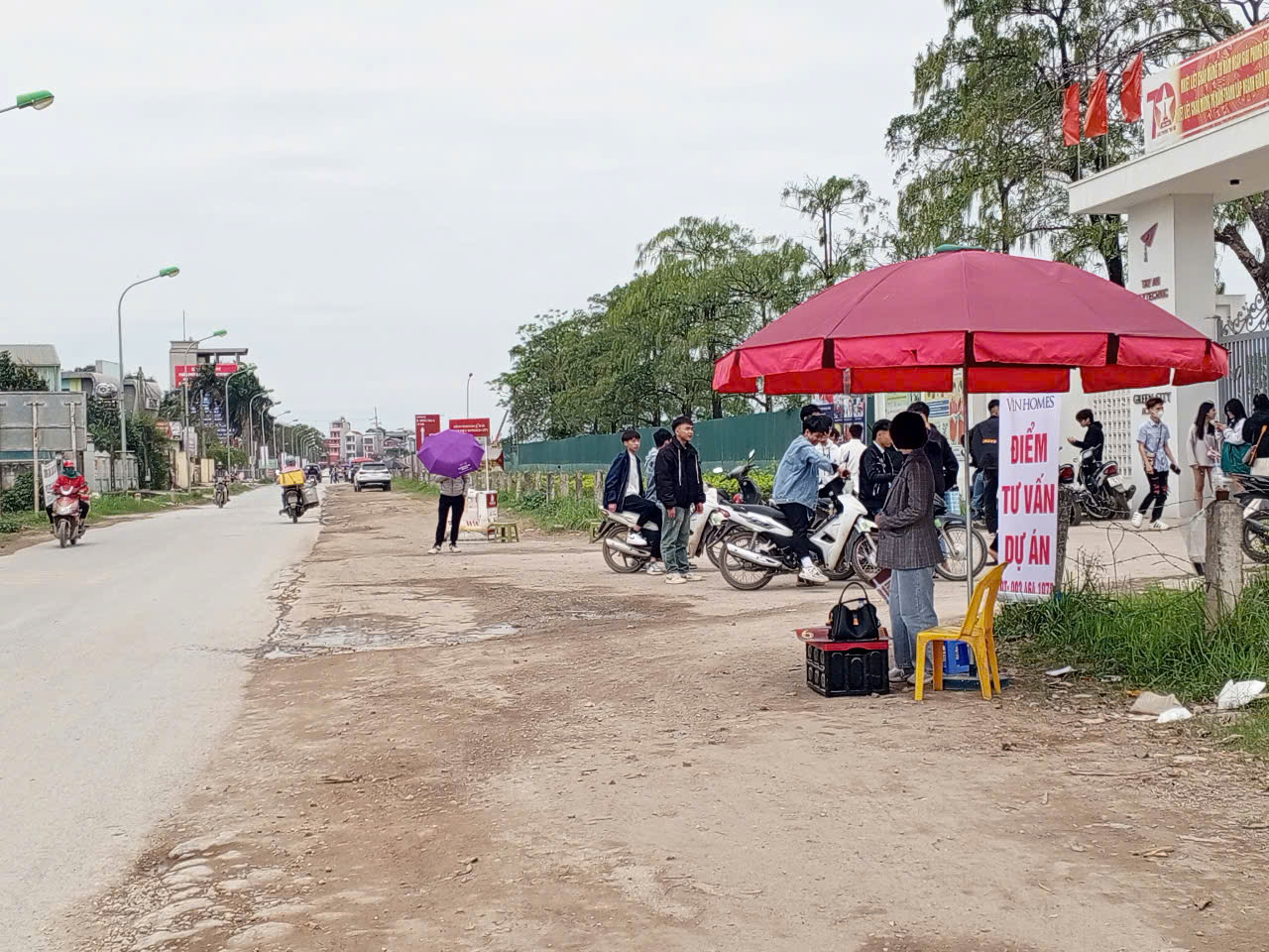 Ô tô đậu kín mặt đường, môi giới túc trực ngày đêm, dựng ô ngay mặt đường để tư vấn cho khách mua biệt thự tại Đan Phượng- Ảnh 6.