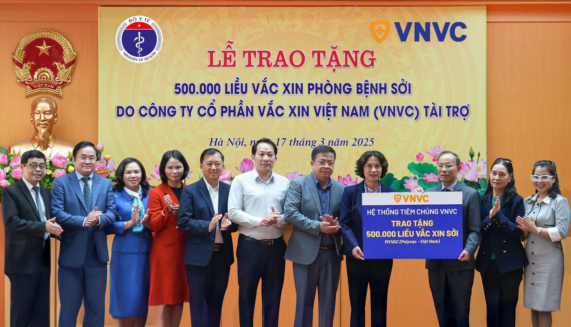 Hệ thống tiêm chủng VNVC tặng Bộ Y tế nửa triệu liều vắc xin sởi- Ảnh 1.