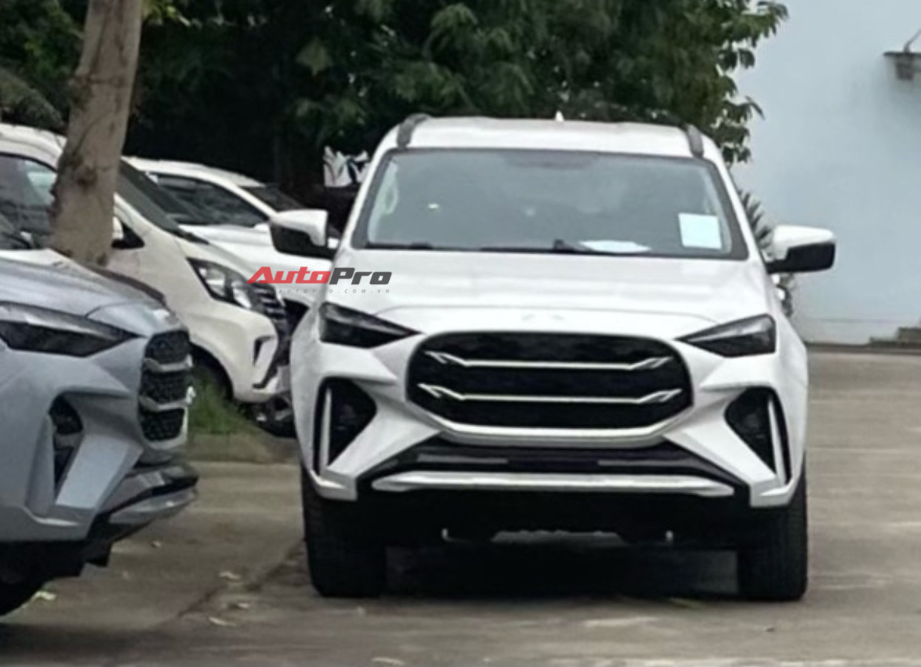 Lô Isuzu mu-X 2025 đầu tiên lộ diện tại Việt Nam: Thiết kế mới, mâm 20 inch ngang Everest, dễ ra mắt trong thời gian gần- Ảnh 1.