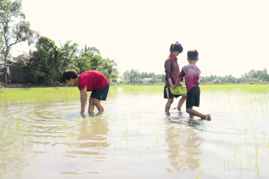 Cha mẹ bỏ đi tìm hạnh phúc riêng, 4 đứa trẻ bơ vơ tự chăm lấy nhau và câu hỏi đắng ngắt: "Tại sao cha mẹ chỉ biết đẻ mà không biết nuôi dạy tụi con?"- Ảnh 1.