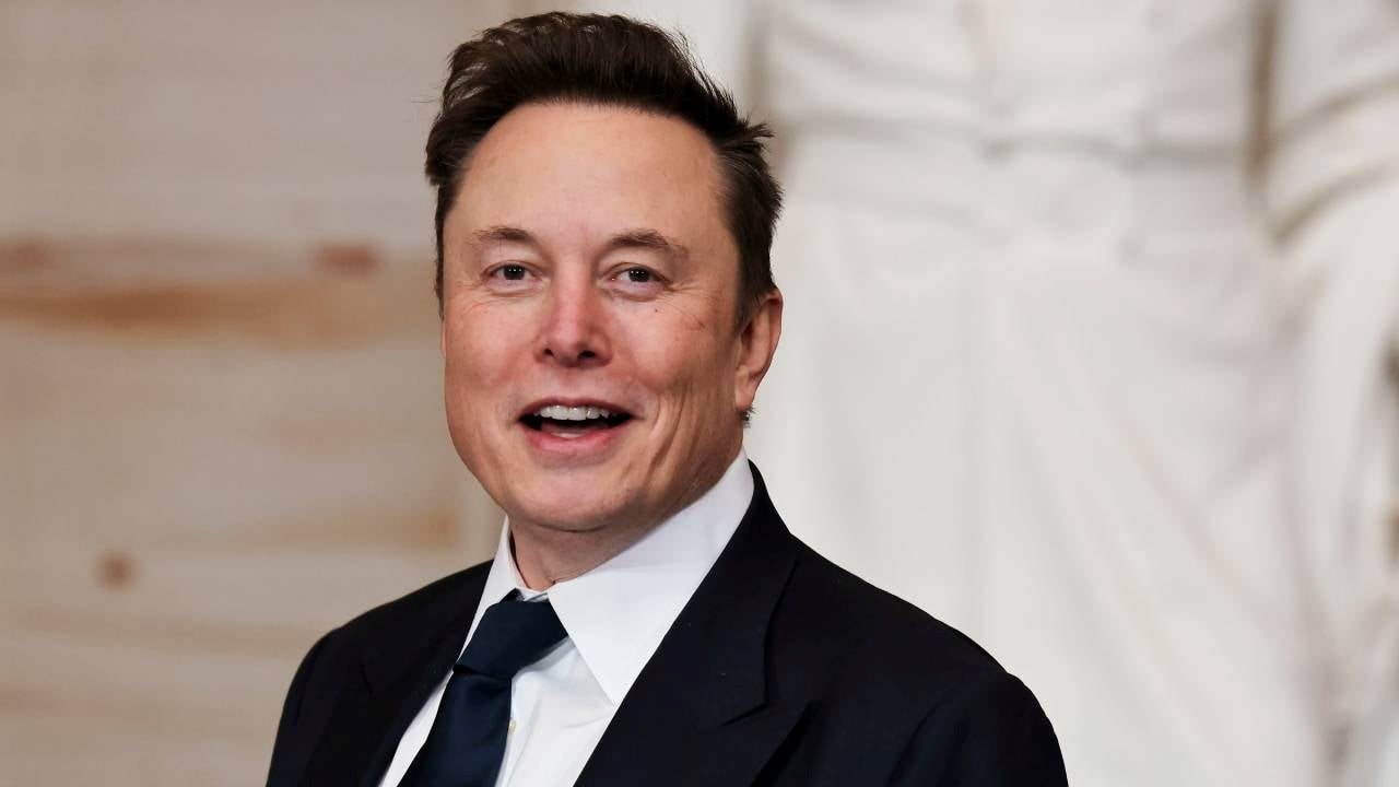 El hombre que compra a Tesla y Elon Musk por 100 dólares