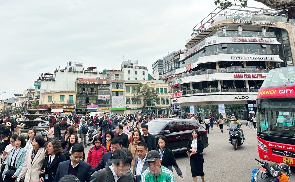 Hàng nghìn người đổ về tòa nhà Hàm cá mập check-in, CSGT phải cắm 'chốt' đảm bảo giao thông- Ảnh 1.