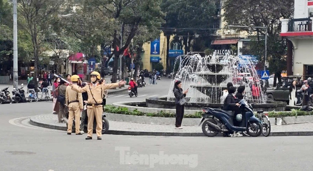 Hàng nghìn người đổ về tòa nhà Hàm cá mập check-in, CSGT phải cắm 'chốt' đảm bảo giao thông- Ảnh 8.